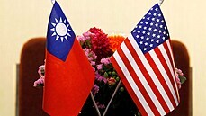 Vlajky Tchaj-wanu a USA na spoelčném setkání v Tchaj-peji v roce 2018