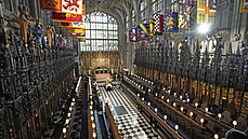 S princem Philipem se v kapli svatého Jií na hrad Windsor louí nejblií...