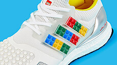 Nové tenisky adidas. Do jejich prouk po stranách je moné vloit lego.