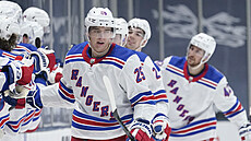Libor Hájek (v popředí) z New York Rangers se raduje z gólu v duelu s New York...