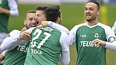 Jablonetí fotbalisté se radují z gólu Vojtcha Kubisty po utkání se Zlínem.