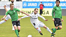 Pablo González (uprost�ed) z Olomouce se probíjí mezi p�íbramskými Filipem...