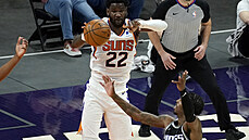 Deandre Ayton z Phoenixu se snaí pihrát pes bránícího Delona Wrighta ze...