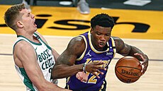 Devontae Cacok (vpravo) z LA Lakers bránný Moritzem Wagnerem z Bostonu.