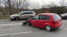 Nehoda dvou aut v Podbělohorské ulici nad Klamovkou. Řidič a spolujezdec z...