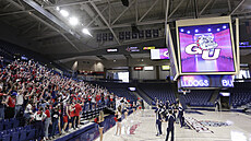 Studenti univerzity Gonzaga sledují finále NCAA.