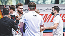 Fyzioterapeut Radek Petr (vpravo) mezi trenérským tábem Nymburka povzbuzuje...