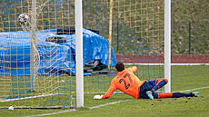 Chrudimský branká� Simon Zíma inkasuje.