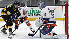 David Krejí z Bostonu ped brankáem NY Islanders Iljou Sorokinem