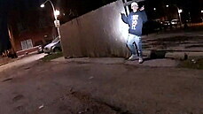 Chicagská policie zast�elila 13letého chlapce. Sta�il jen zvednout ruce nad...
