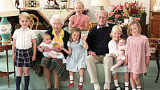 Královna Alžběta II., princ Philip a jejich sedm pravnoučat princ George, princ...