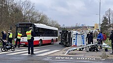 Nehoda dodávky, tramvaje a autobusu na praském Barrandov. (17. dubna 2021)