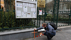 Lidé v Karlových Varech pili ped místní konzulát Ruské federace protestovat...