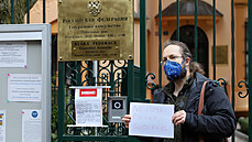 Lidé v Karlových Varech přišli před místní konzulát Ruské federace protestovat...