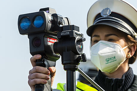 Policistka mí 21. dubna 2021 rychlost vozidel na sjezdu z dálnice D7 u...