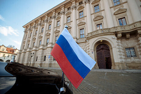 Vlajka Ruské federace na vozidle u ernínského paláce v Praze. (21. dubna 2021)