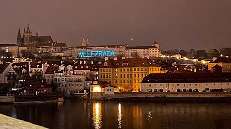 Na Praském hrad se v pondlí v noci rozsvítil nápis Velezrada. (20. dubna...