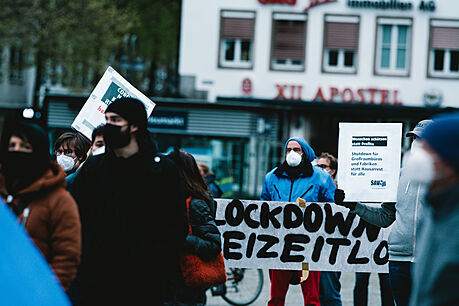 Demonstrace proti lockdownu v Kolín nad Rýnem (17. dubna 2021)