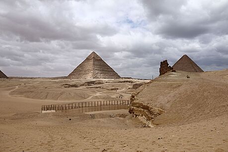 Kovové fragmenty, které egyptolog Martin Odler a metalurg Jií Kmoek zkoumají,...