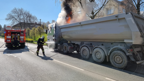 Zastavit za runou kiovatkou a vyskoit z hoící kabiny stihl idi na...