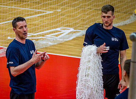 Trenér Jií Novák (vlevo) na reprezentaním tréninku