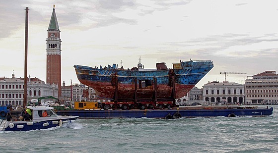 Barca Nostra. Na Benátském bienále vystavili vrak lodi, na které v roce 2015...