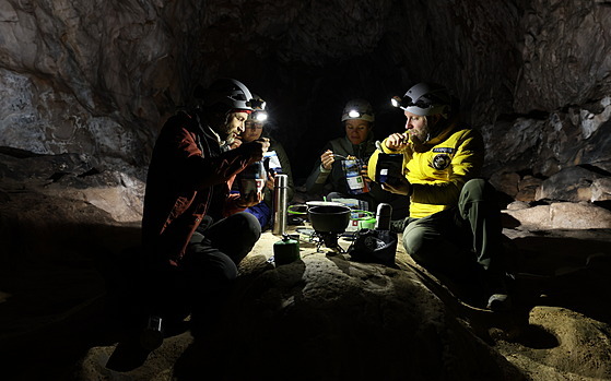 Skupina patnácti dobrovolník strávila 40 dní ve jeskyni na jihu Francie, aby prozkoumala lidské chování v podmínkách extrémní izolace. Christian Clot je na snímku vlevo.