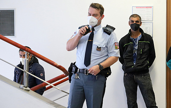 Z napadení záchranáře jsou obžalovaní Viliam Gábor (vlevo) a Robert Pohlodko...