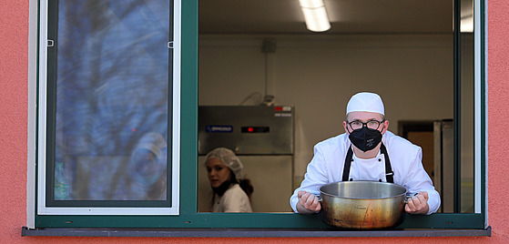 Kuchaři z chebské integrované školy mohou po měsících zákazu docházet na...