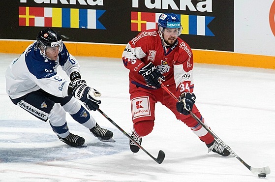Útočník Šimon Stránský si kryje kotouč před finským protihráčem.