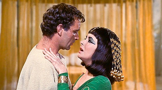 Elisabeth Taylorov a Richard Burton ve filmu Kleopatra (1963)