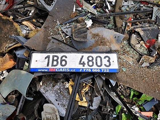 V hromadě plastů umaštěných od oleje u Lesnice na Šumpersku byla i registrační...