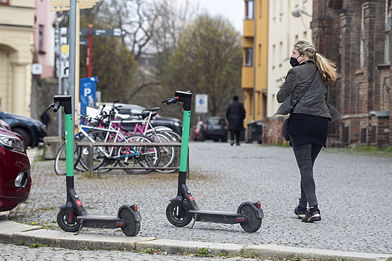 Mnozí obyvatelé Olomouce vyuívají sdílené elektrokolobky a kola. Dalí si...