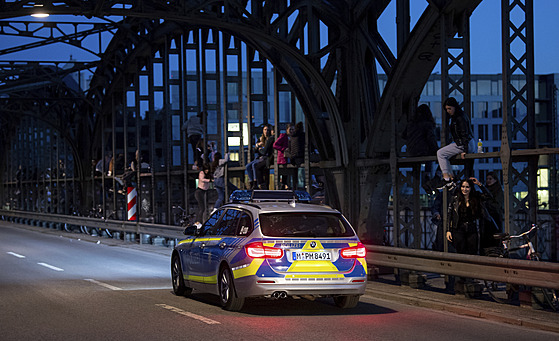 Německá policie v Mnichově dohlíží na dodržování opatření proti koronaviru....