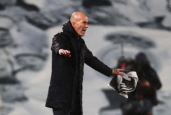 Zinédine Zidane uklidňuje fotbalisty Realu Madrid.