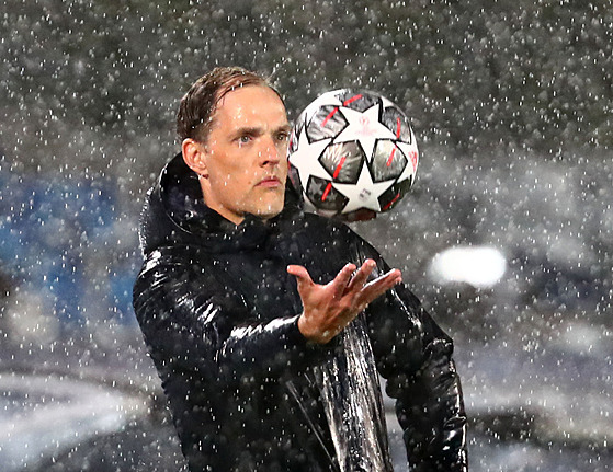 Trenér Chelsea Thomas Tuchel podává balon v utkání s Realem Madrid.