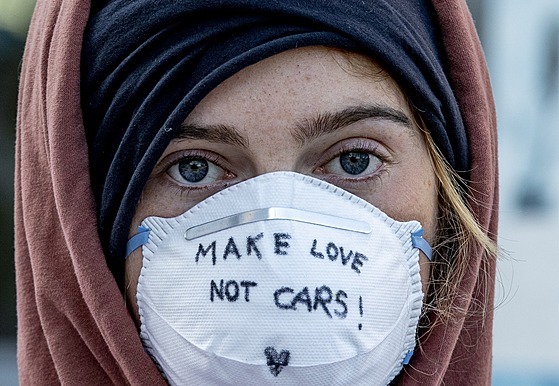 Aktivisté bojující proti změnám klimatu pokračují v protestech proti...