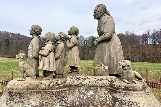 Pomník babičky a dětí od sochaře Otto Gutfreunda
