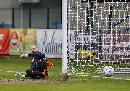 Zlínský branká Stanislav Dostál inkasuje gól z penalty.