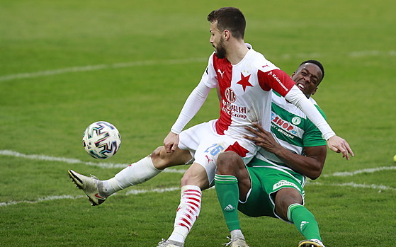 Slávistický záloník Jakub Hromada v souboji s Ibrahimem Keitou z Bohemians.