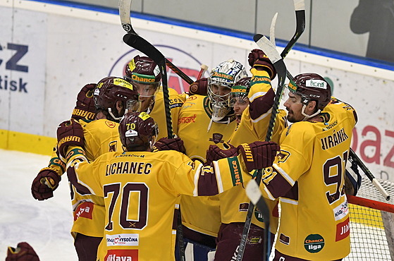 Jihlavští hokejisté se radují z výhry nad Kladnem ve finále první ligy.
