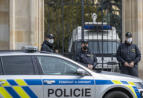 Situace ped ruskou ambasádou v Praze. Ambasádu hlídají policisté a na v areálu...