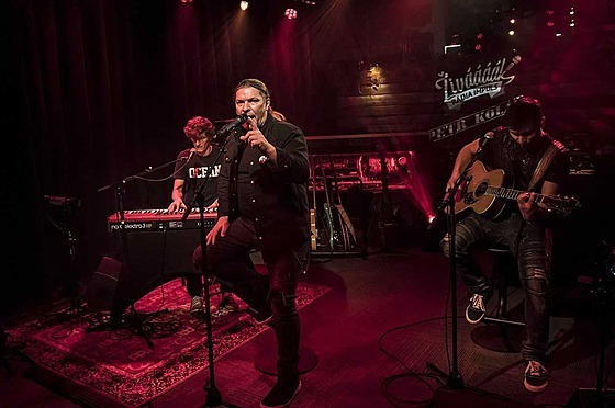 Zp�vák Petr Kolá� v klubovém intimním prost�edí