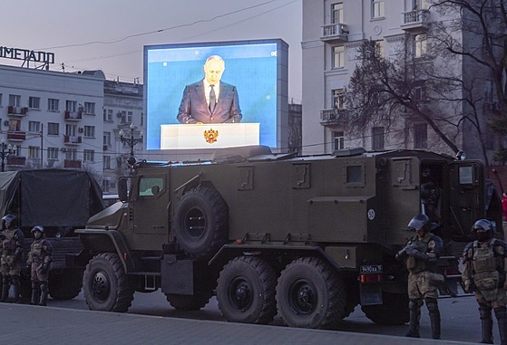 Putin v televizním vysílání za hradbou vojenských vozidel