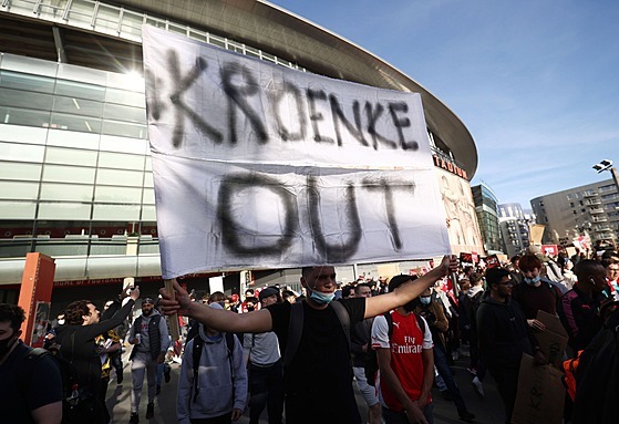 Fanoušci Arsenalu protestují proti současnému majiteli Stanu Kroenkemu.