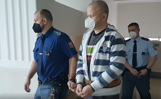 Justiční stráž přivádí obžalovaného Aleše Reka do jednací síně Krajského soudu...