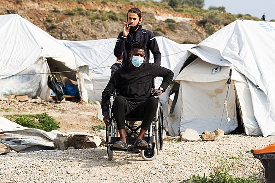 ivot v uprchlickém táboe Kara Tepe na eckém ostrov Lesbos (29. bezna 2021)