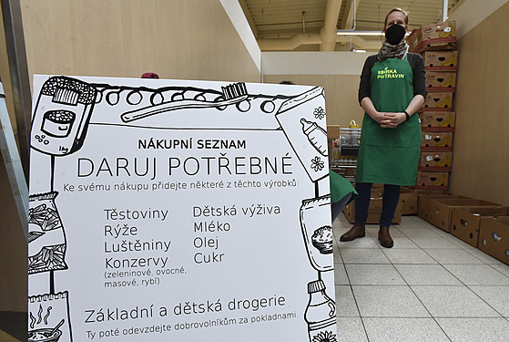 Sbírka potravin pro lidi v nouzi v hypermarketu ve Vsetín. (24. dubna 2021)