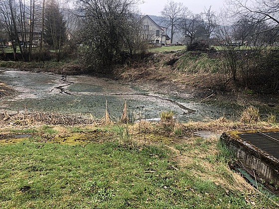 Kdo v Sopotnici vypustil rybník, policisté zatím nevědí.