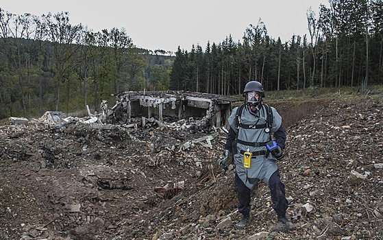 Pyrotechnik provádí inspekci poškozených muničních skladů ve Vrběticích. (20....